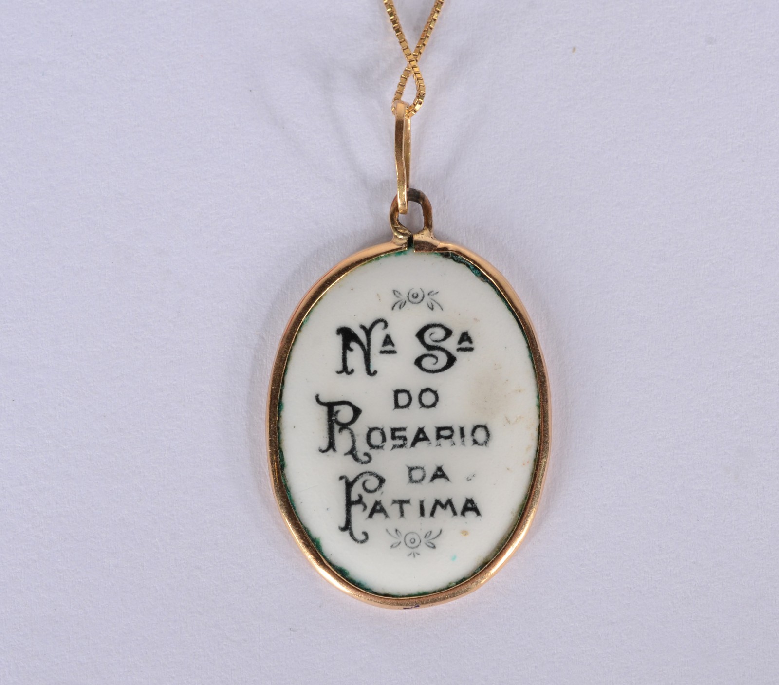 Colar com pendente representando Nossa Senhora de Fátima e os... - foto 2 de 5