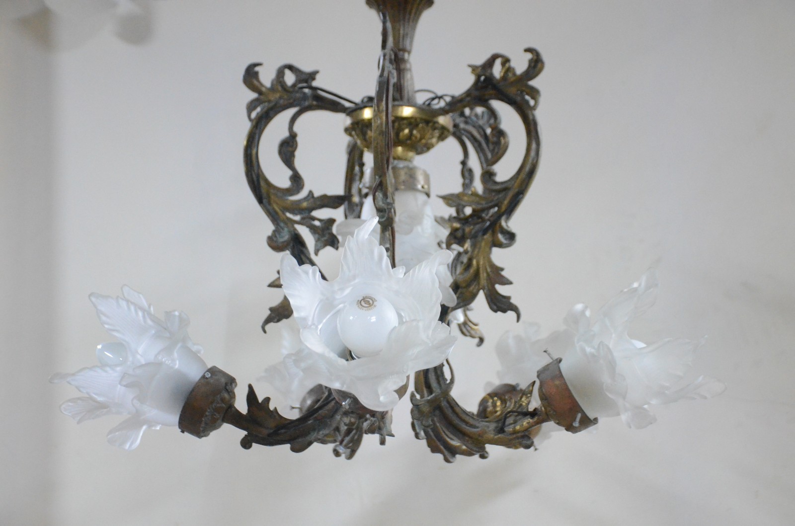 Lustre de bronze com 5 braços, mangas de cristal fosco na forma de... - foto 1 de 3