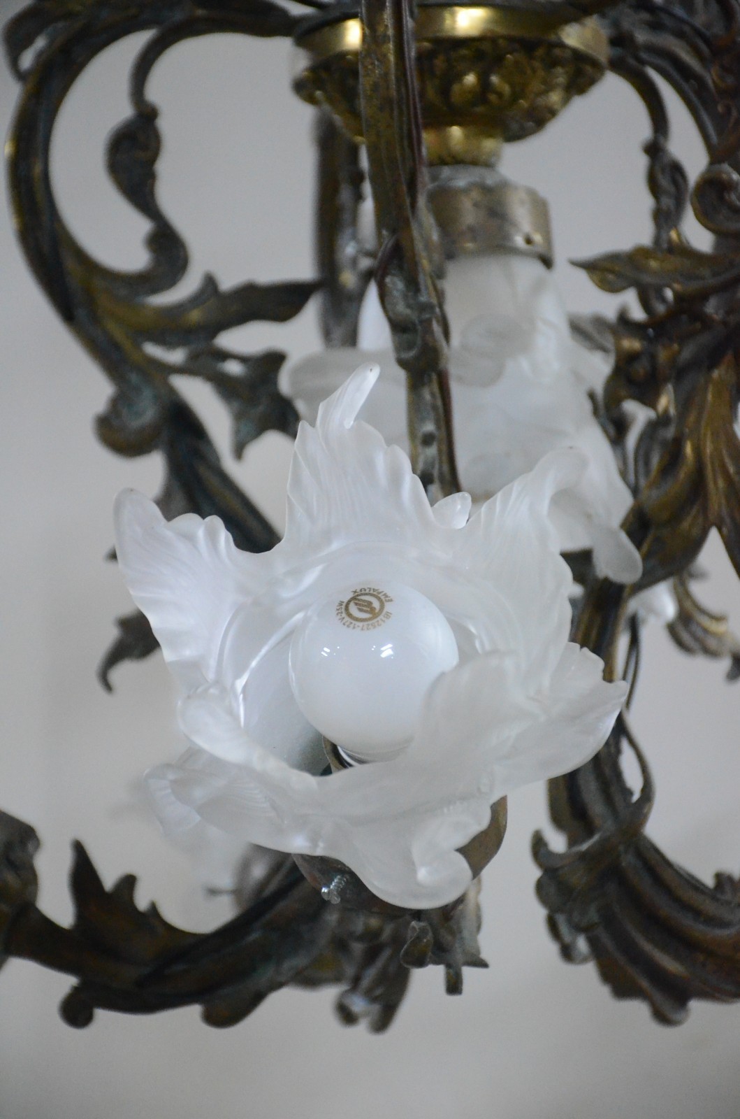 Lustre de bronze com 5 braços, mangas de cristal fosco na forma de... - foto 3 de 3