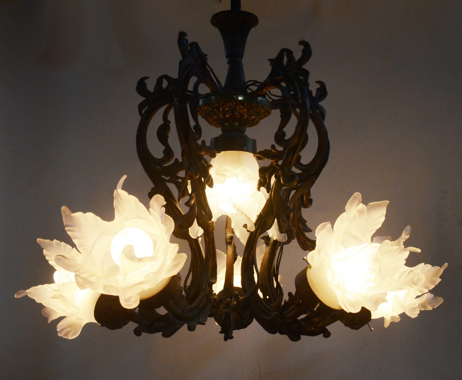 Lustre de bronze com 5 braços, mangas de cristal fosco na forma de... - foto 2 de 3