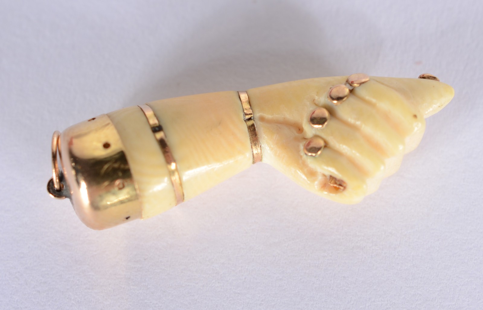 Pendente feitio "figa" de marfim com detalhes em ouro 18 k. (Por... - foto 1 de 4