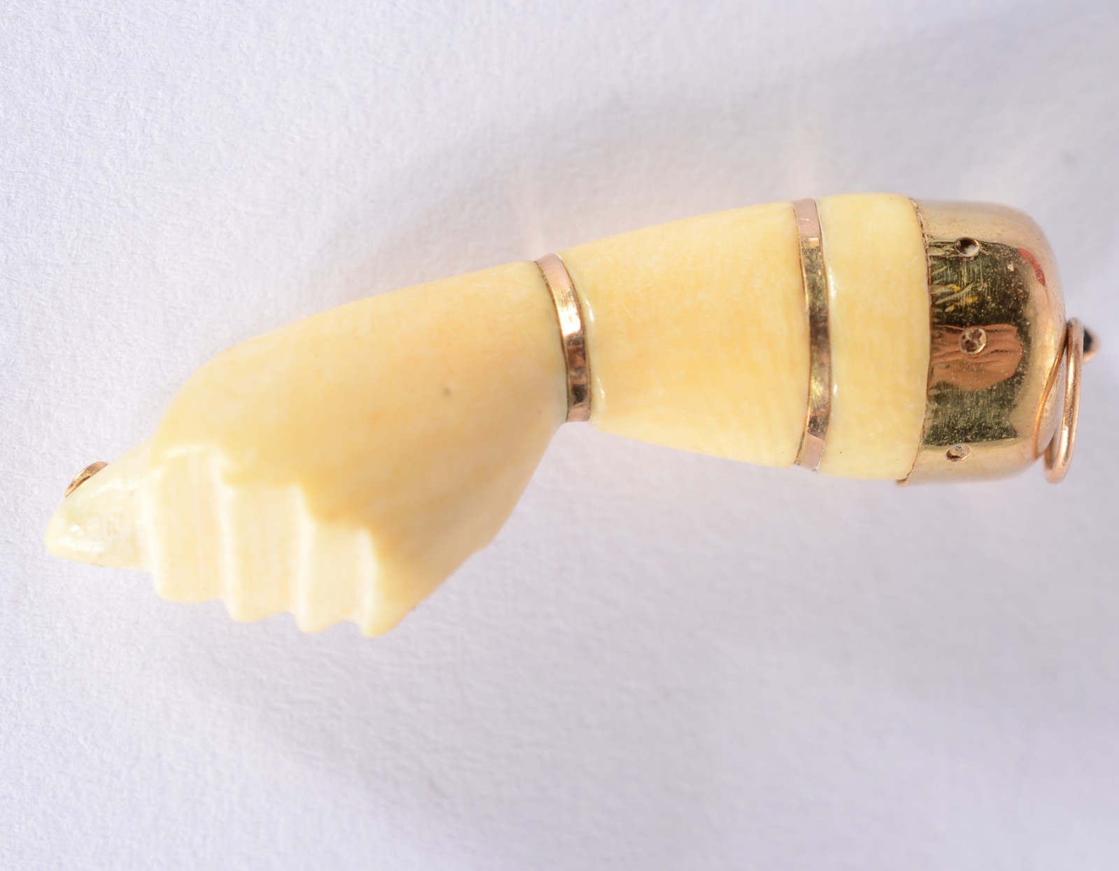 Pendente feitio "figa" de marfim com detalhes em ouro 18 k. (Por... - foto 2 de 4