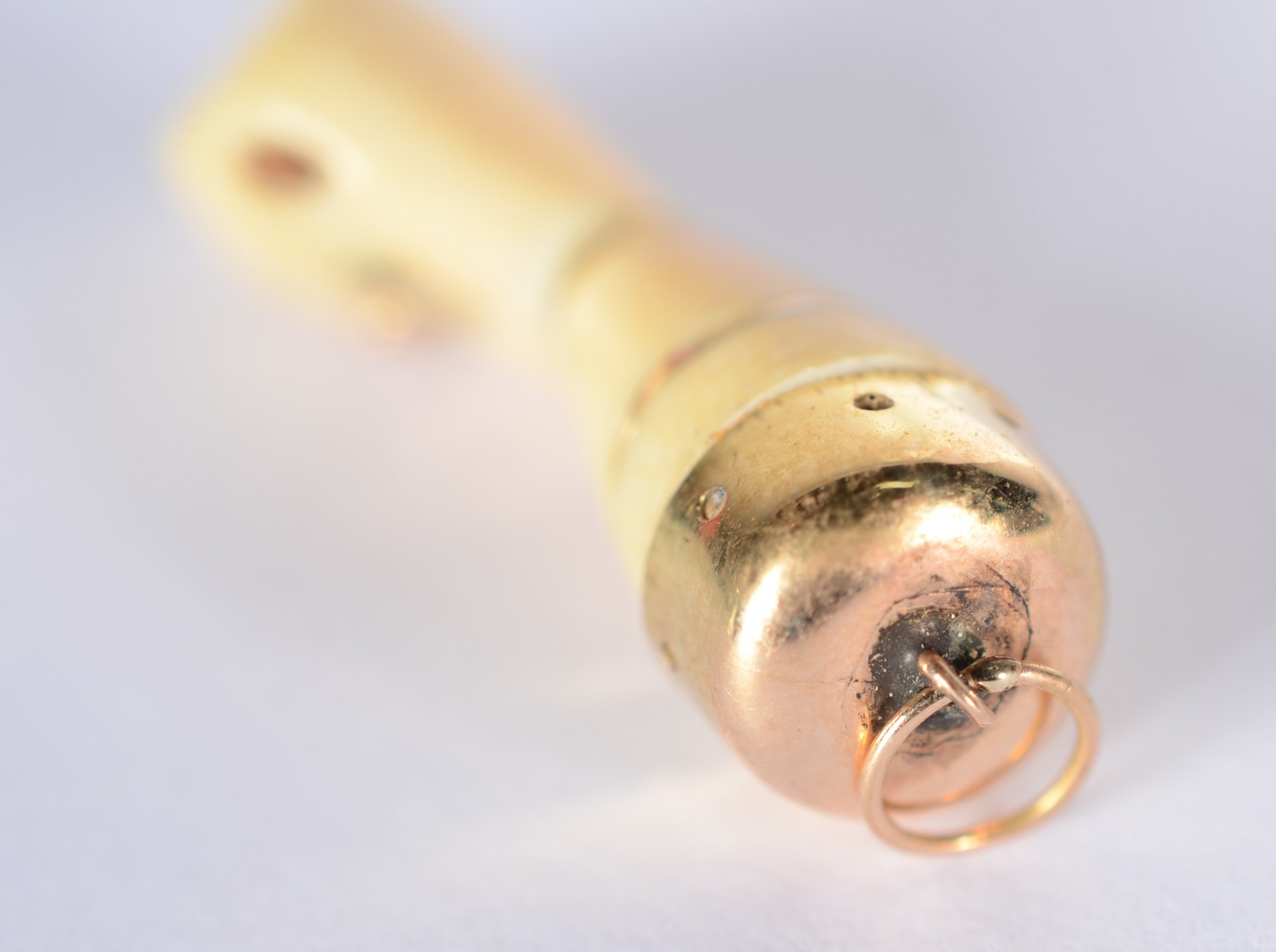 Pendente feitio "figa" de marfim com detalhes em ouro 18 k. (Por... - foto 3 de 4