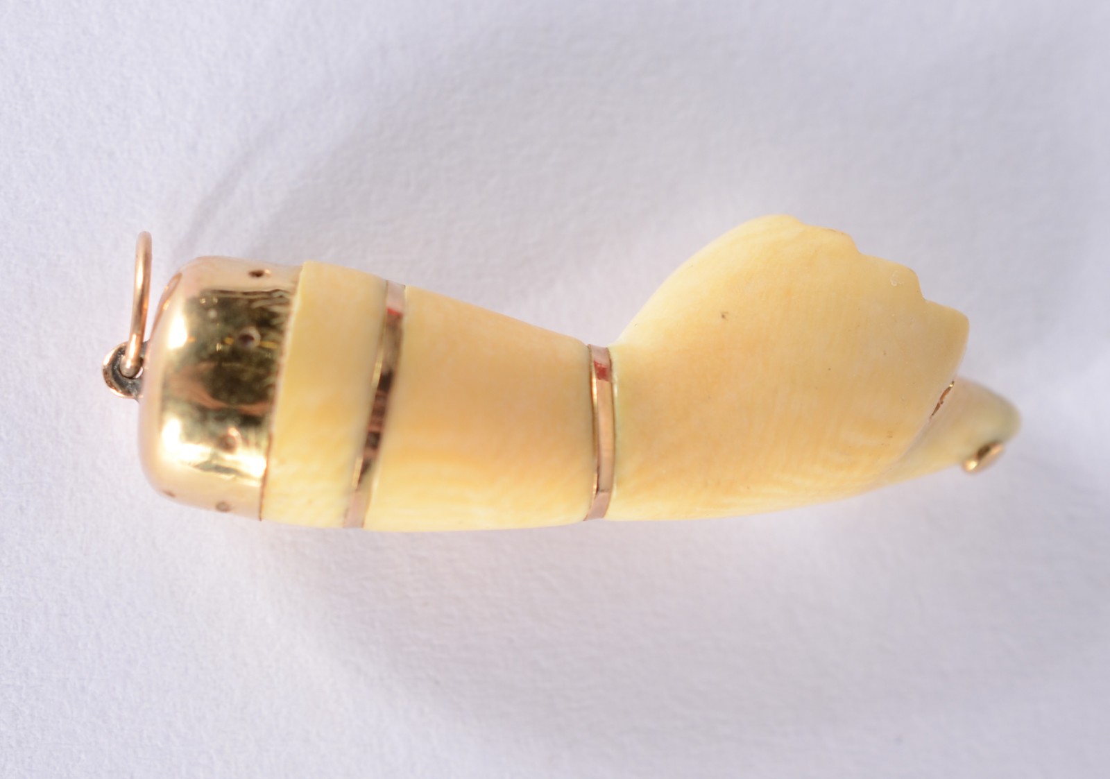 Pendente feitio "figa" de marfim com detalhes em ouro 18 k. (Por... - foto 4 de 4