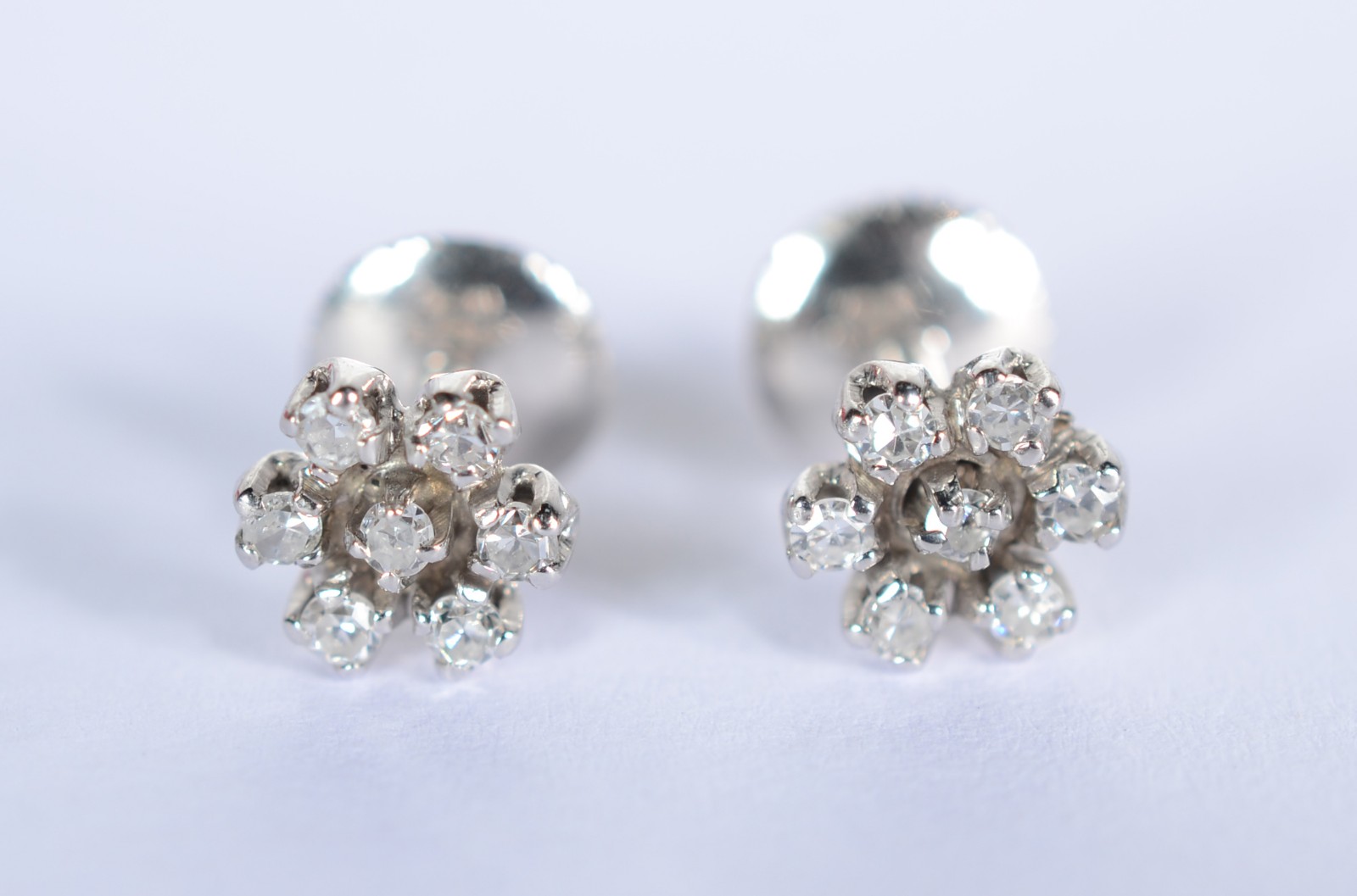Par de brincos de ouro branco feitio "flor" com 12 brilhantes. (Por... - foto 1 de 4