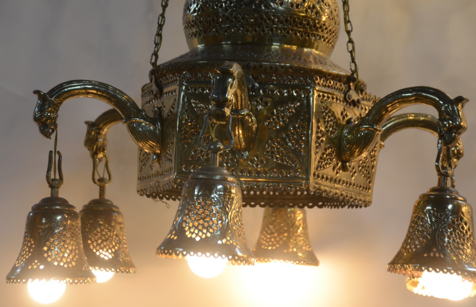 Lustre oriental de metal dourado com vazados, feitio sextavado... - foto 2 de 4