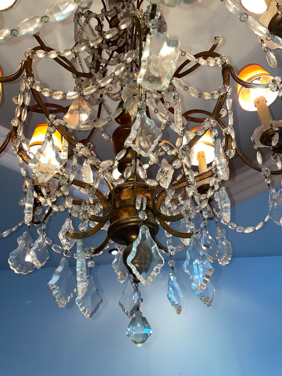 Elegante lustre estilo Versailles, estrutura de metal dourado com... - foto 3 de 4