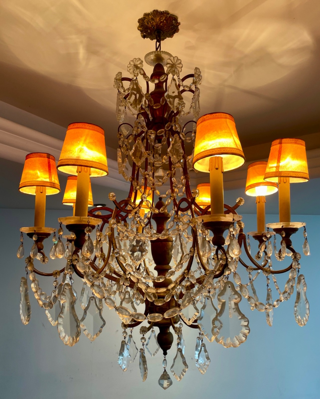 Elegante lustre estilo Versailles, estrutura de metal dourado com... - foto 4 de 4
