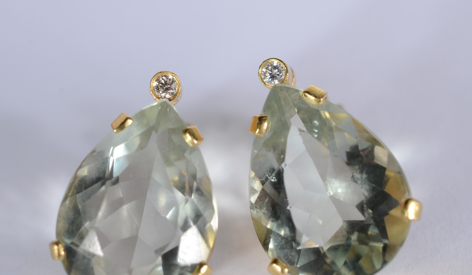 Par de brincos de ouro 18 k., contraste 750 mls pedra feitio "gota" e... - foto 2 de 5