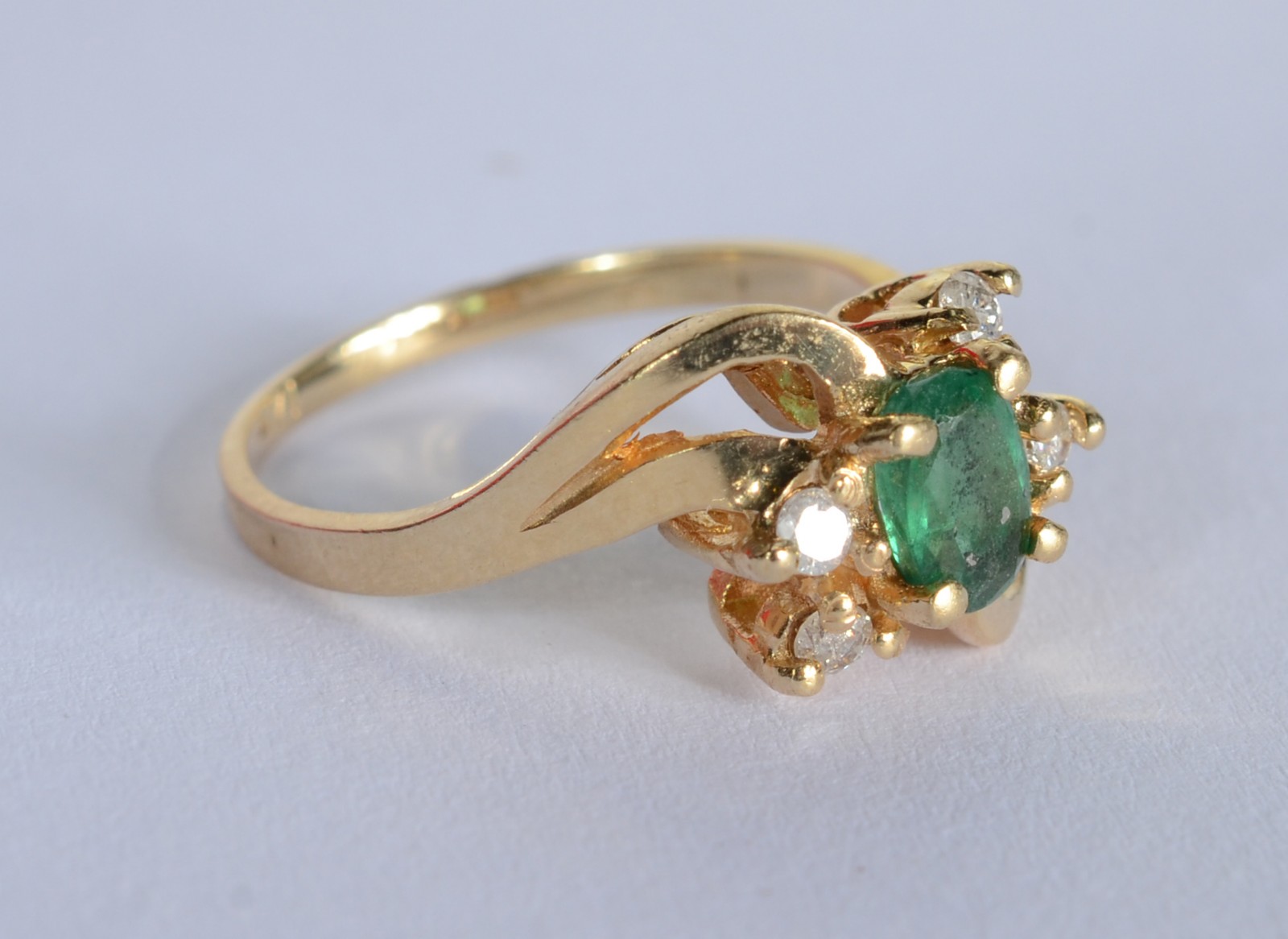 Anel de ouro 18 k., contraste 750 mls com esmeraldas e quatro... - foto 2 de 5