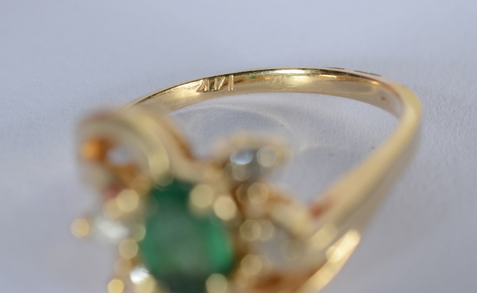 Anel de ouro 18 k., contraste 750 mls com esmeraldas e quatro... - foto 3 de 5
