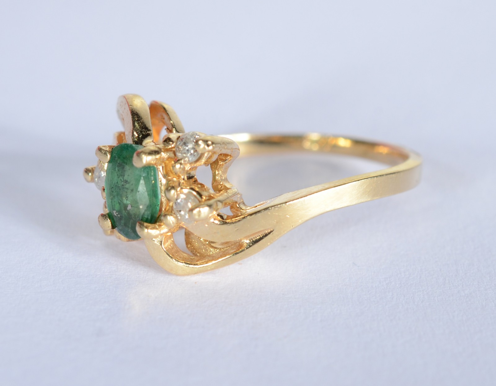 Anel de ouro 18 k., contraste 750 mls com esmeraldas e quatro... - foto 4 de 5