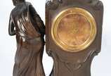 Ansonia Clock Company (1851-2006),  - Relógio americano de mesa de petit bronze, com pátina marrom, estilo ART NOUVEAU. Peça representando figura feminina. Decoração representado garça, fl
