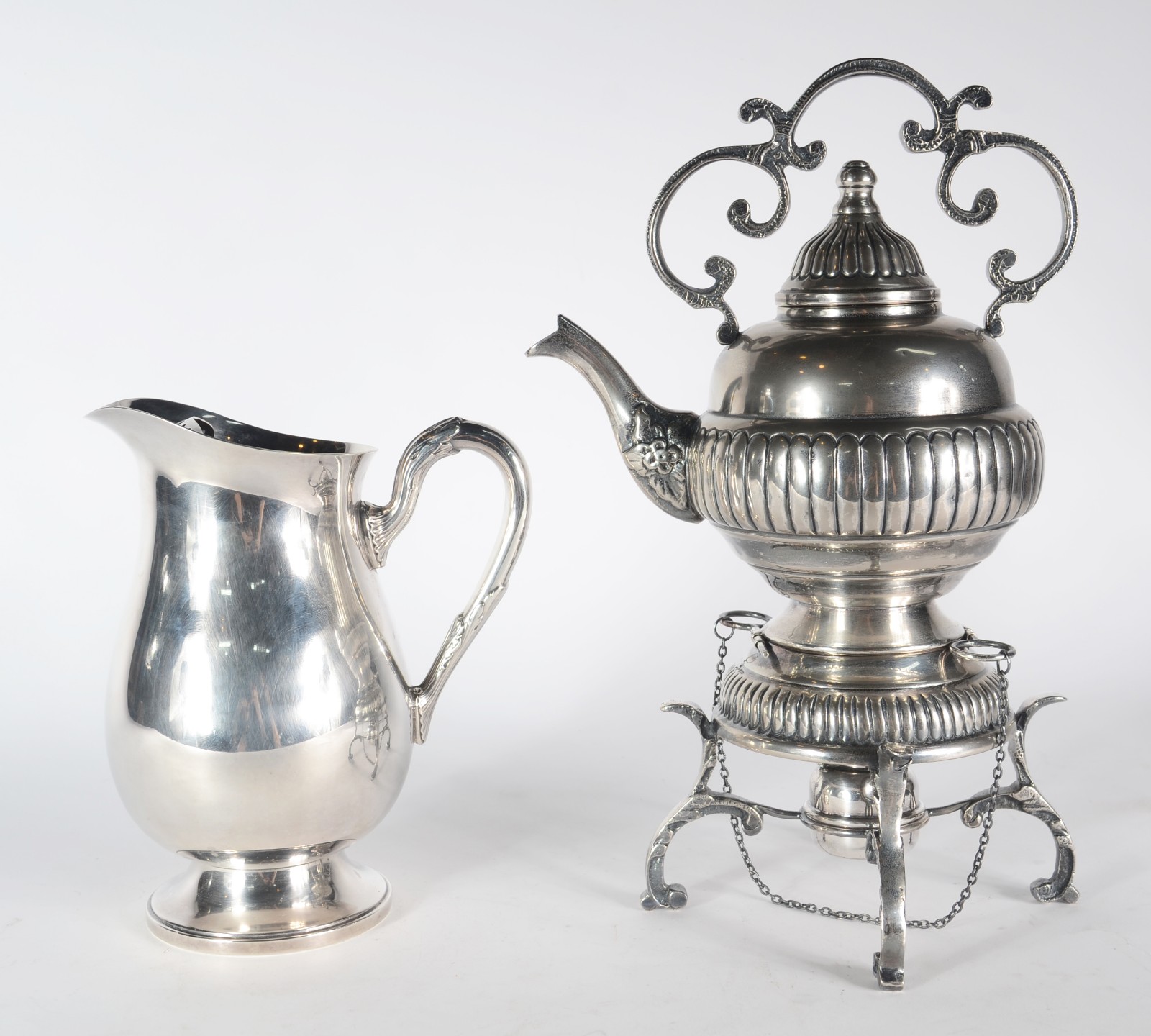 Duas peças de metal prateado, sendo: samovar e jarra para água... - foto 1 de 7
