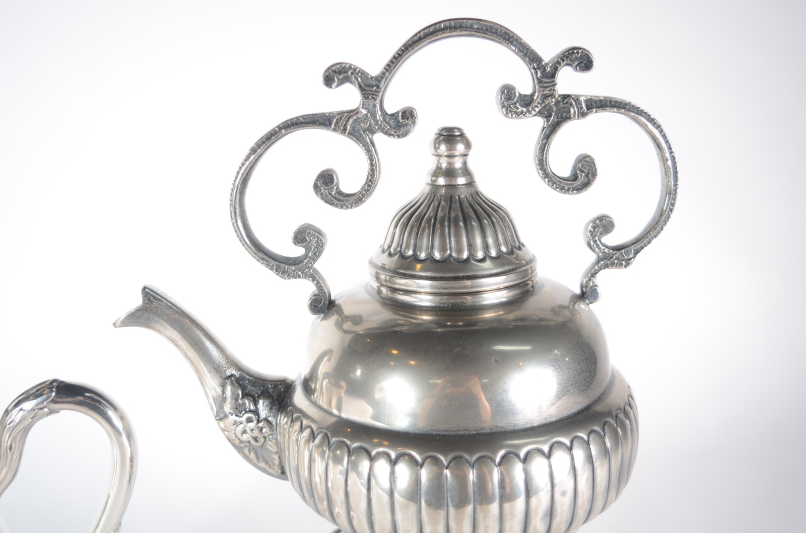 Duas peças de metal prateado, sendo: samovar e jarra para água... - foto 2 de 7