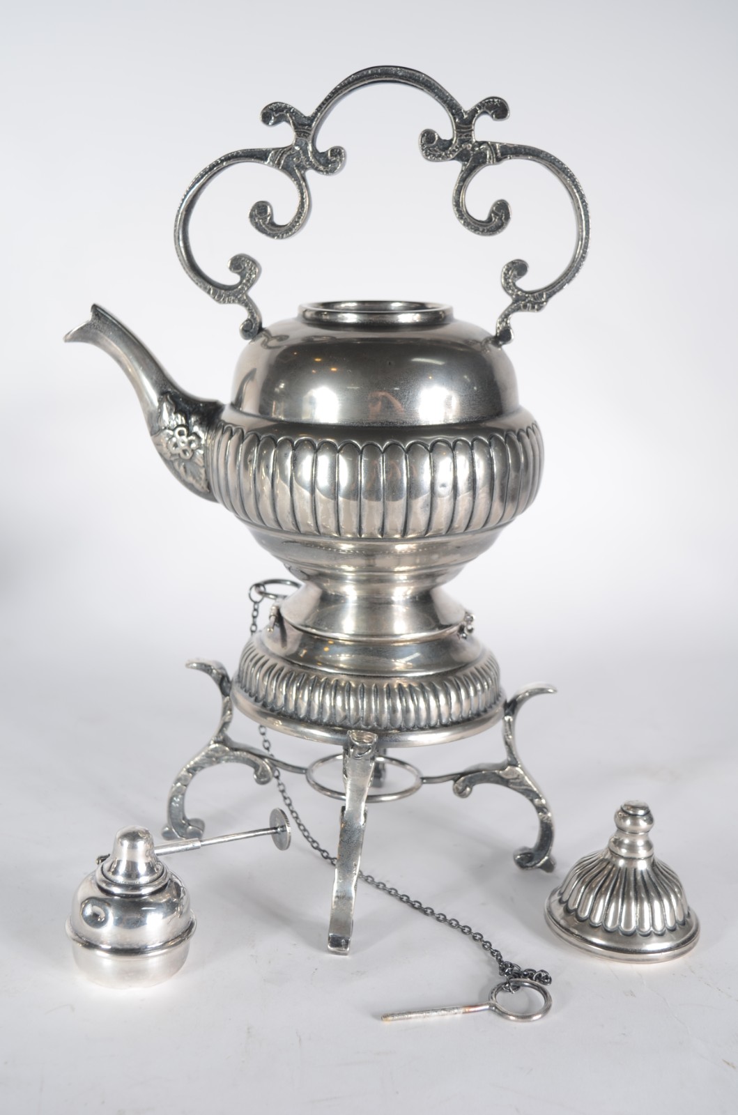 Duas peças de metal prateado, sendo: samovar e jarra para água... - foto 3 de 7