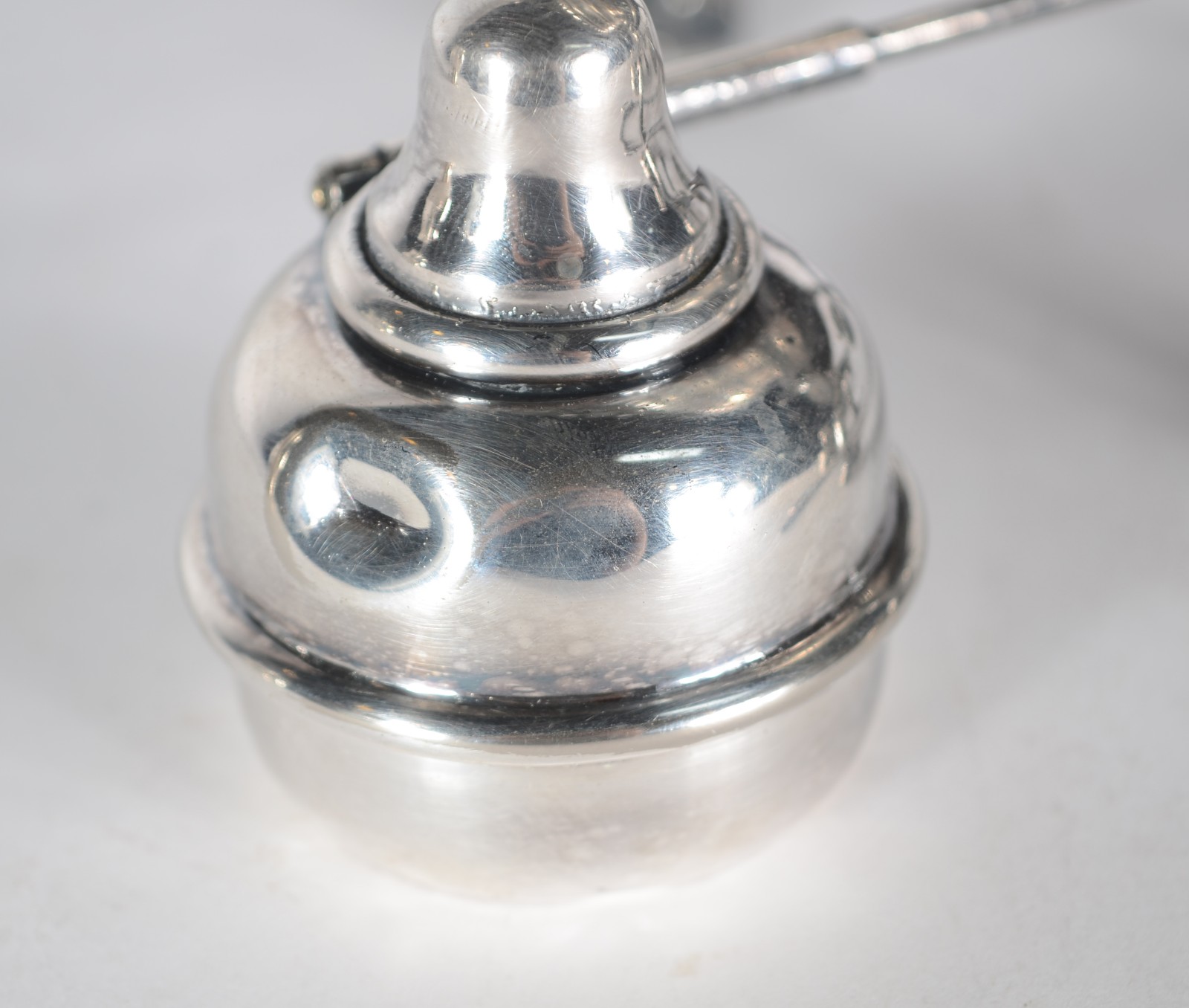 Duas peças de metal prateado, sendo: samovar e jarra para água... - foto 4 de 7