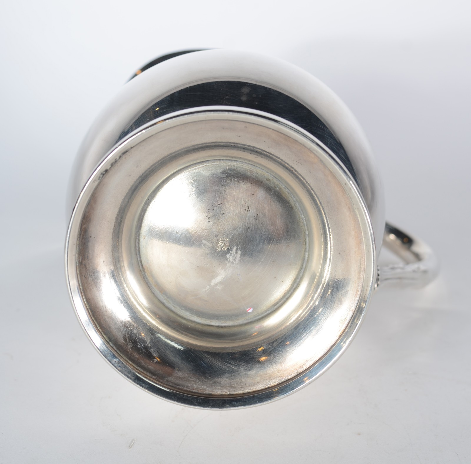 Duas peças de metal prateado, sendo: samovar e jarra para água... - foto 6 de 7