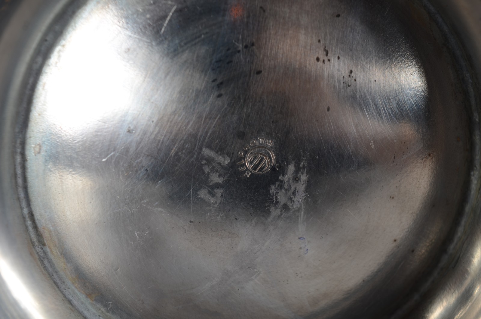 Duas peças de metal prateado, sendo: samovar e jarra para água... - foto 7 de 7