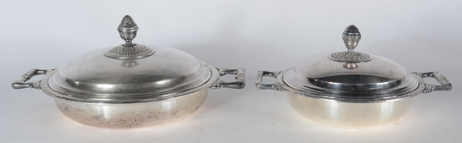 Baixela de jantar de metal prateado, composto de: 2 legumeiras com... - foto 8 de 8