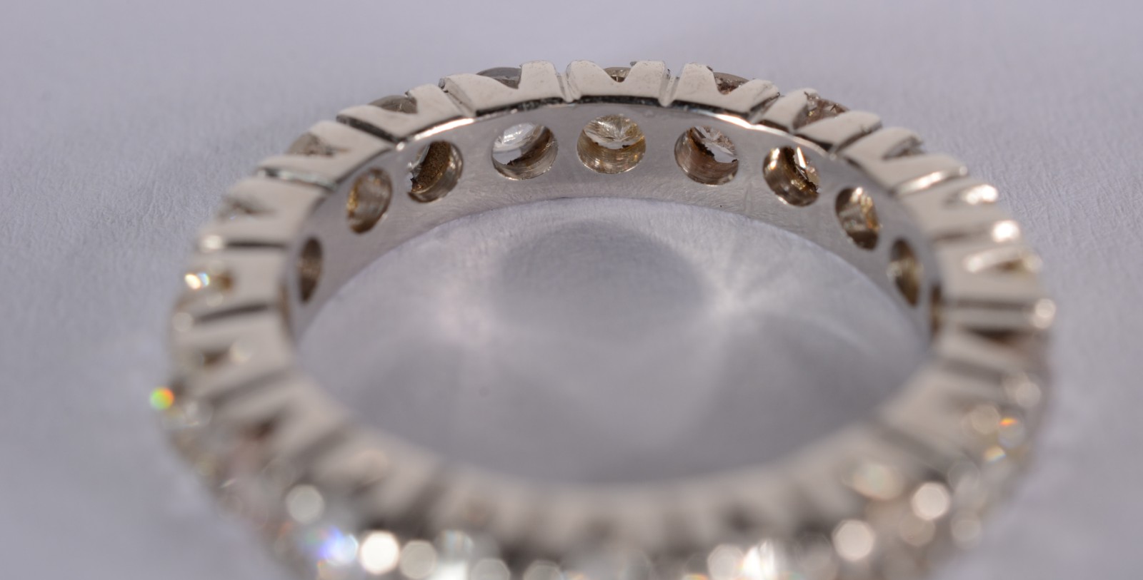 Aliança completa de ouro branco com aproximadamente 25 brilhantes de... - foto 2 de 4