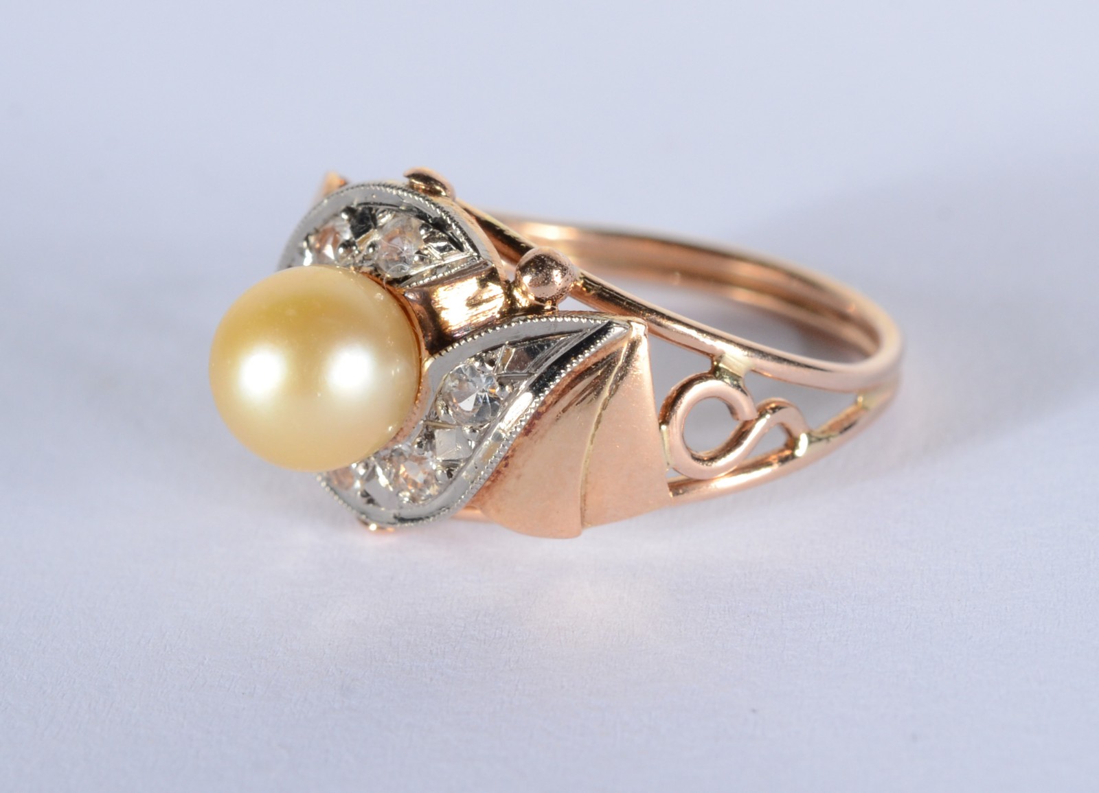 Anel de ouro 18 k., com perola, aro 13. (Por motivos de segurança a... - foto 1 de 5
