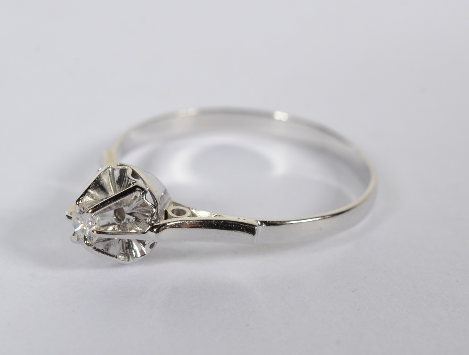 Solitário de ouro branco com brilhante de aproximadamente 0,05 ct... - foto 2 de 4