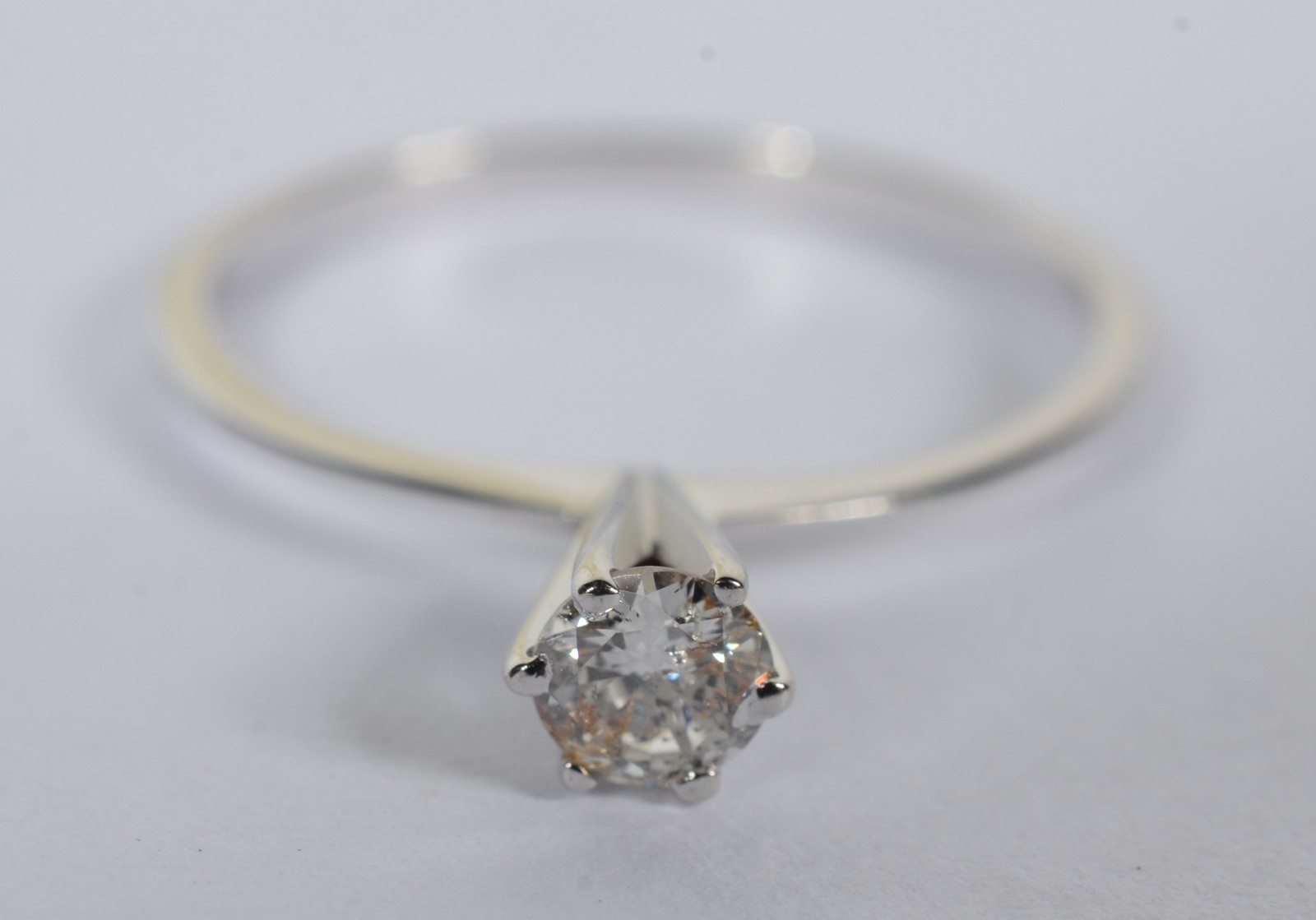 Solitário de ouro branco com brilhantes de aproximadamente 0,25 ct... - foto 1 de 4