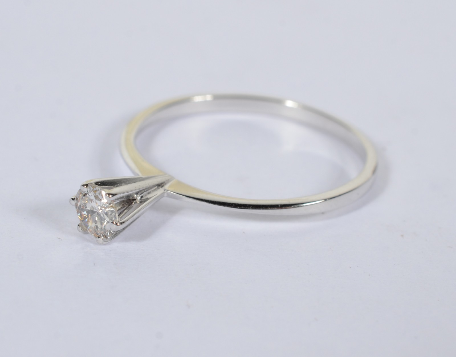 Solitário de ouro branco com brilhantes de aproximadamente 0,25 ct... - foto 2 de 4