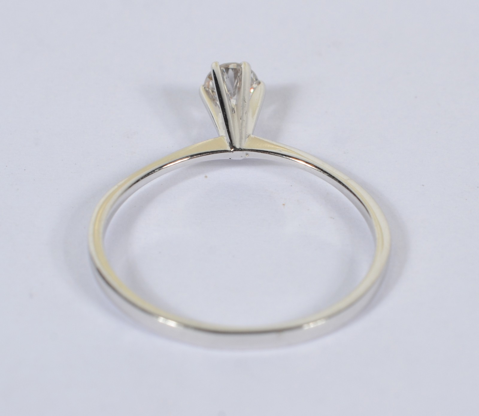 Solitário de ouro branco com brilhantes de aproximadamente 0,25 ct... - foto 3 de 4
