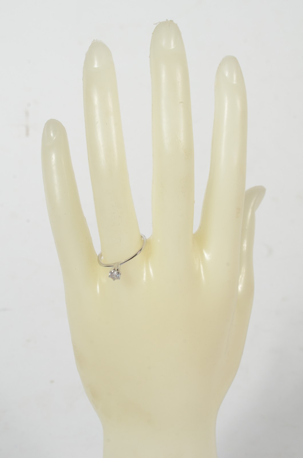 Solitário de ouro branco com brilhantes de aproximadamente 0,25 ct... - foto 4 de 4
