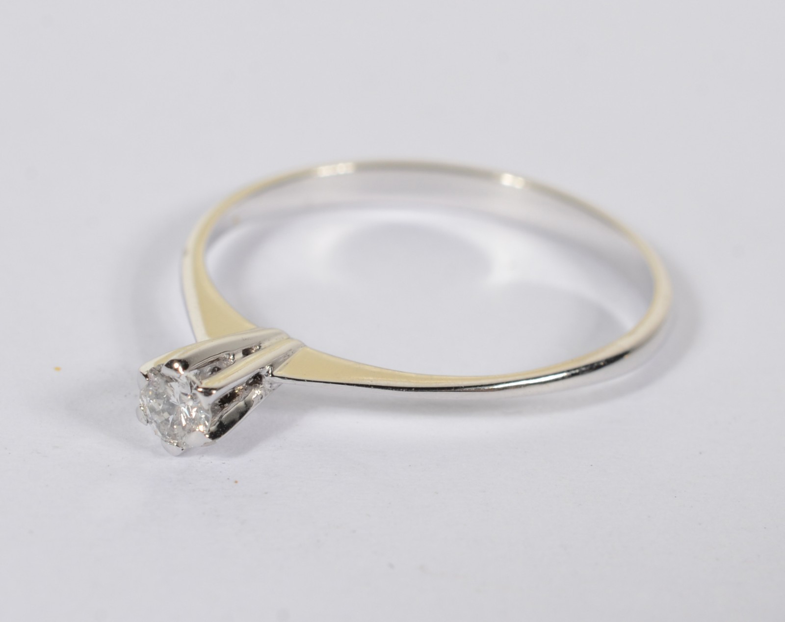 Solitário de ouro branco com brilhante de aproximadamente 0,13 ct... - foto 2 de 4