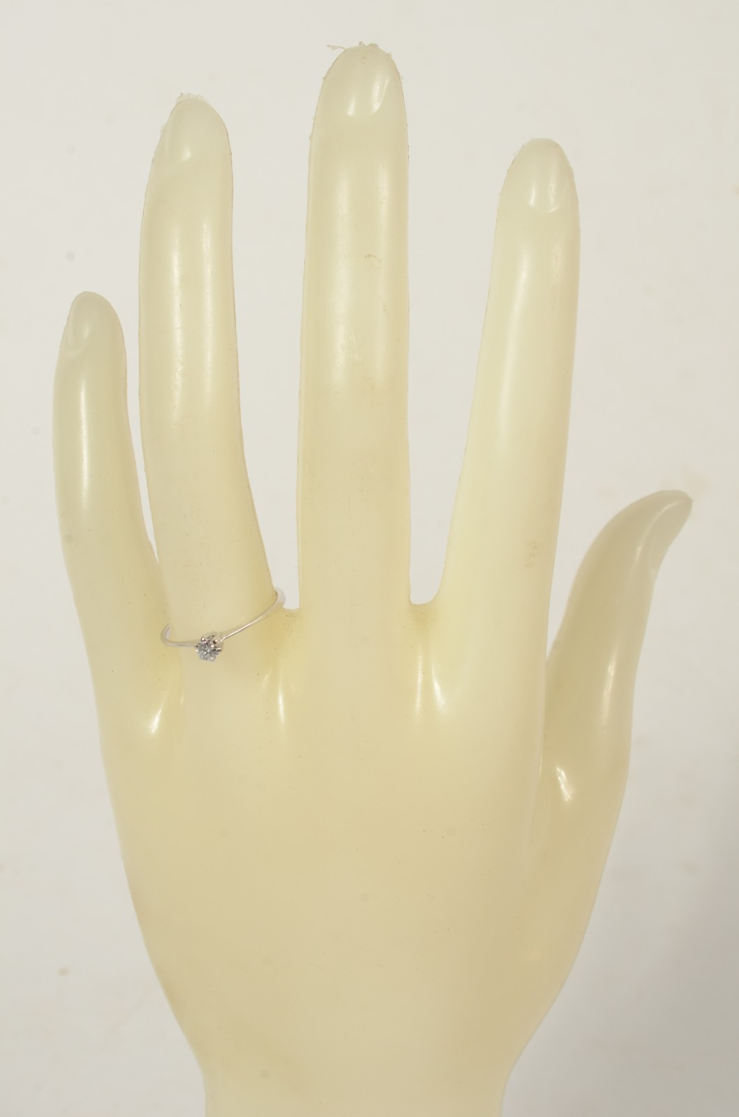 Solitário de ouro branco com brilhante de aproximadamente 0,13 ct... - foto 4 de 4