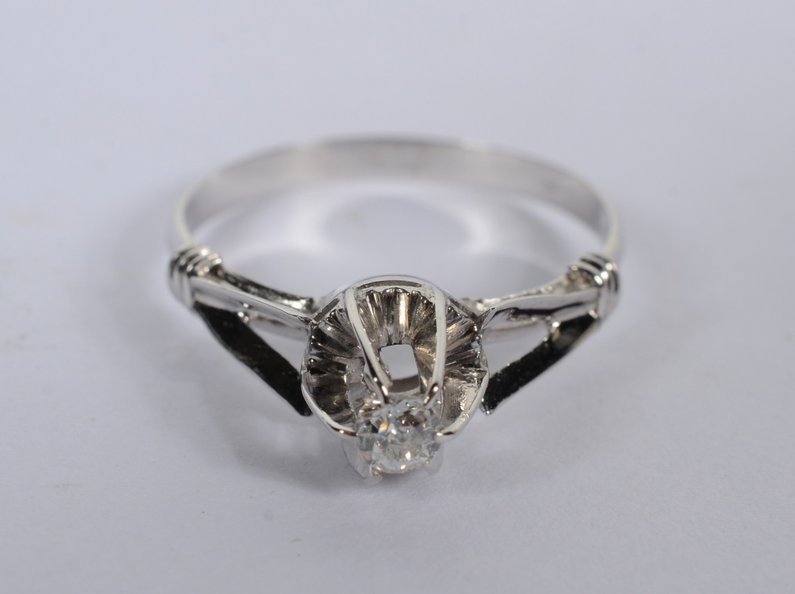 Solitário de ouro branco com um brilhante de aproximadamente 0,23 ct... - foto 1 de 4
