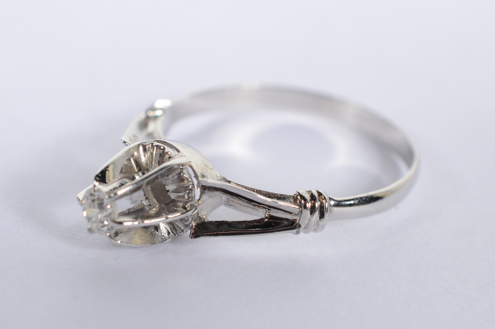 Solitário de ouro branco com um brilhante de aproximadamente 0,23 ct... - foto 2 de 4