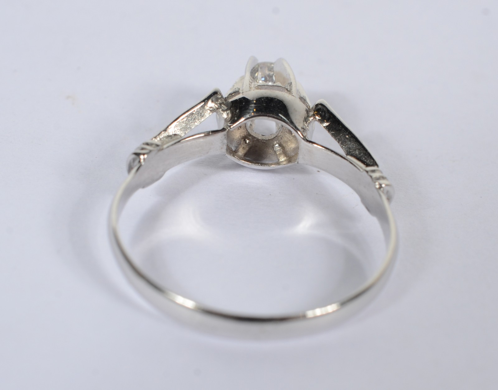 Solitário de ouro branco com um brilhante de aproximadamente 0,23 ct... - foto 3 de 4