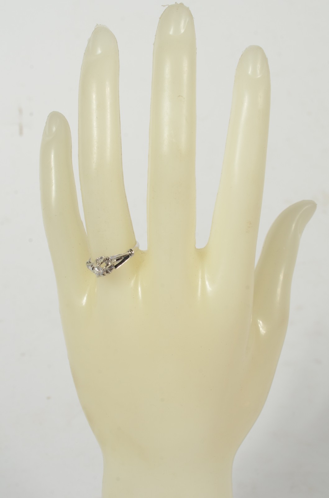 Solitário de ouro branco com um brilhante de aproximadamente 0,23 ct... - foto 4 de 4