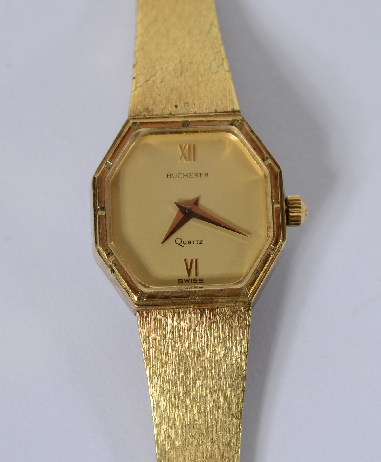 Relógio de pulso de metal dourado, á quartz. Precisando colocar... - foto 1 de 6
