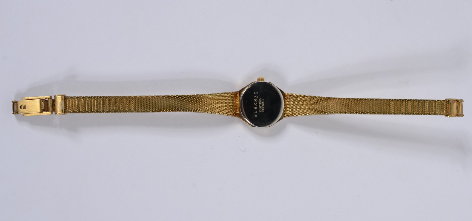 Relógio de pulso de metal dourado, á quartz. Precisando colocar... - foto 4 de 6