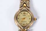 Relógio de pulso feminino, marca Citizen, máqui... - Relógio de pulso feminino, marca Citizen, máquina Japão com pulseira, caixa e números e ponteiros em dourado. (Por motivos de segurança a peça n...