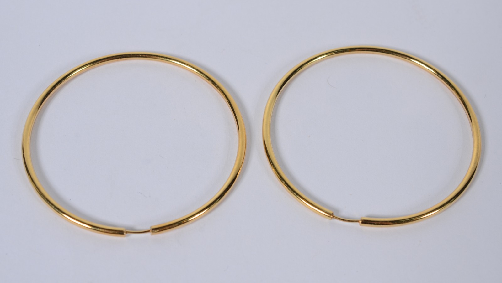 Par de argolas de ouro 18 k. (Por motivos de segurança a peça não se... - foto 1 de 3
