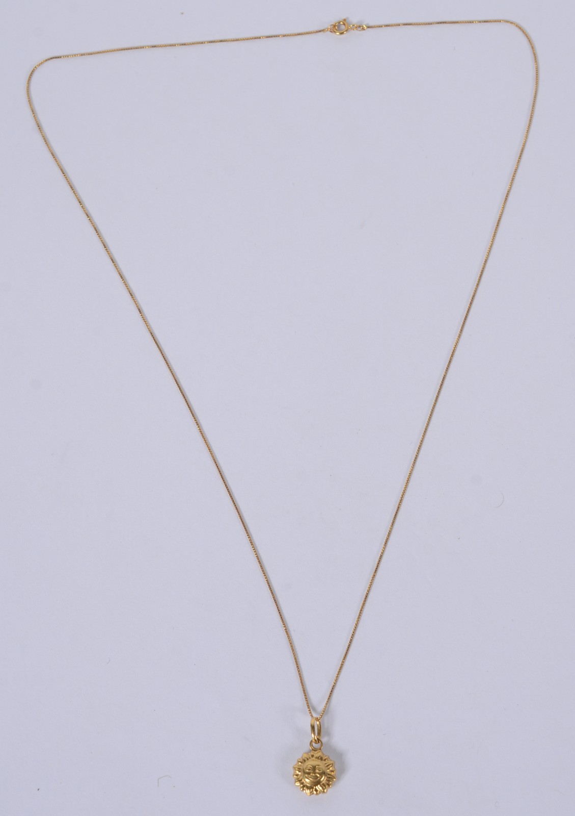Colar com pendente feitio "sol" de ouro 18 k., contraste 750 mls... - foto 2 de 5