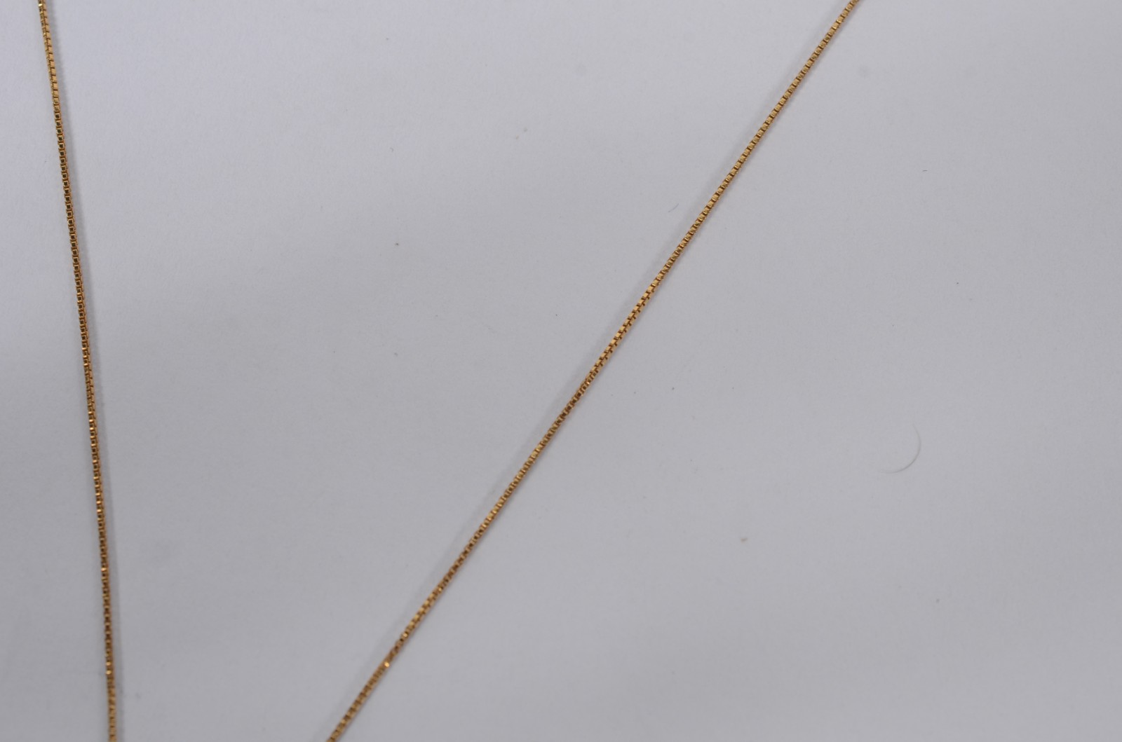 Colar com pendente feitio "sol" de ouro 18 k., contraste 750 mls... - foto 3 de 5