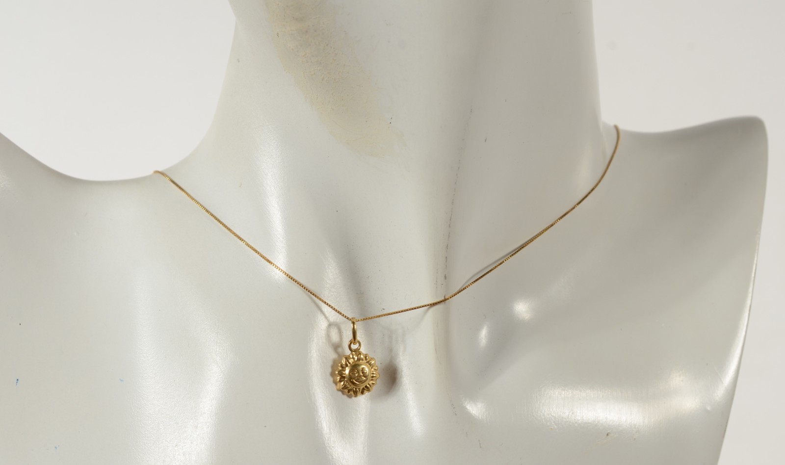 Colar com pendente feitio "sol" de ouro 18 k., contraste 750 mls... - foto 5 de 5