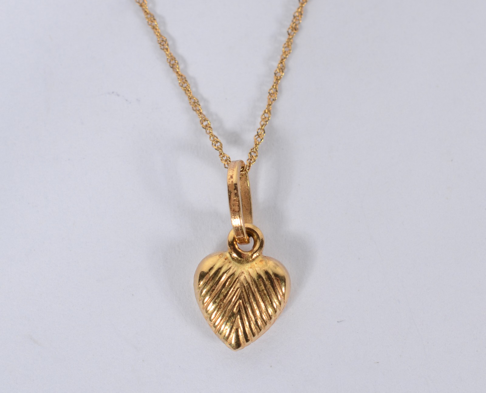 Colar com pendente feitio coração de ouro 18 k., contraste 750 mls... - foto 1 de 5