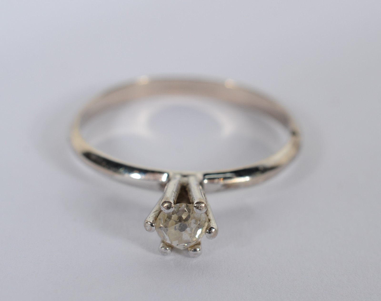 Solitário de ouro branco com um brilhante de aproximadamente 0,25 ct... - foto 1 de 4