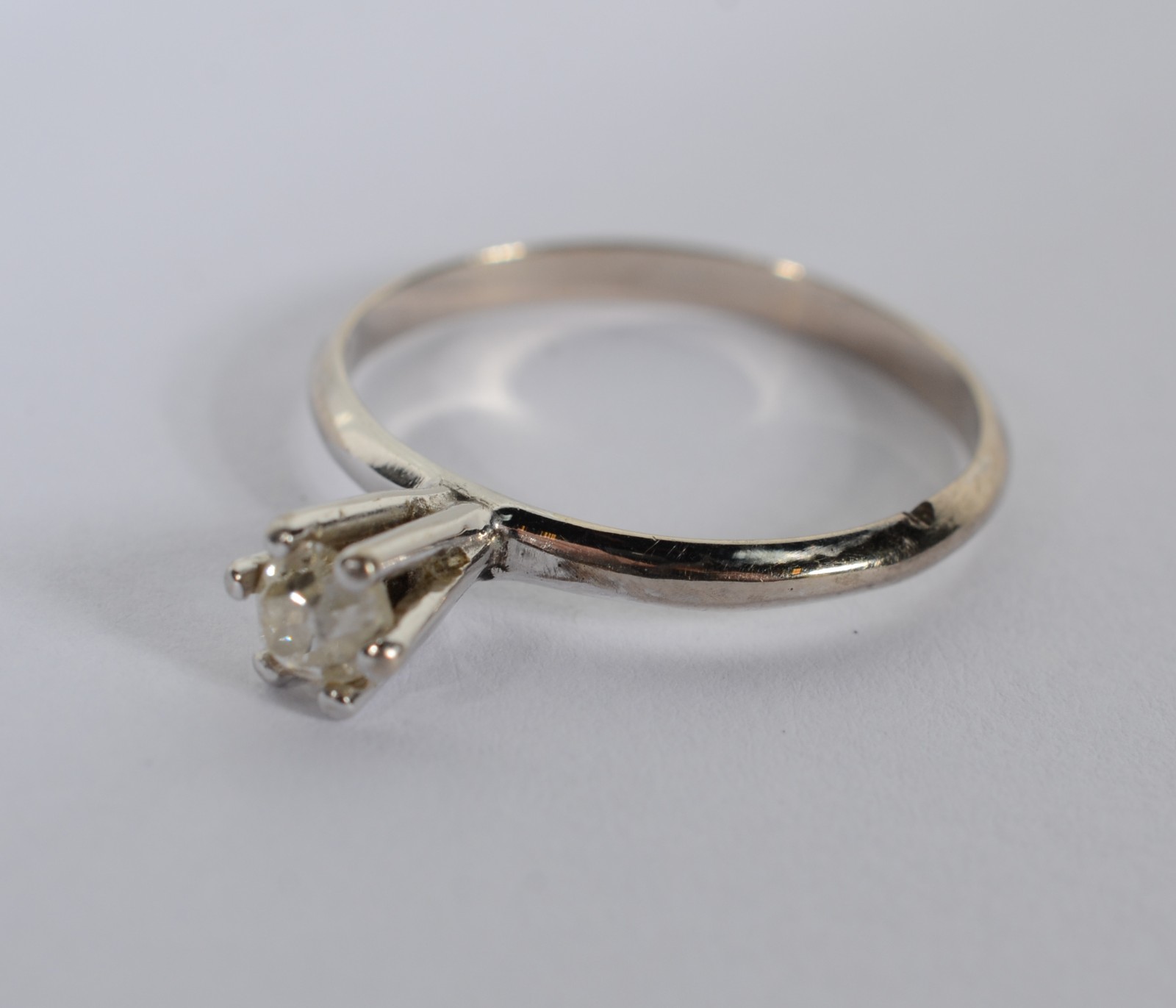 Solitário de ouro branco com um brilhante de aproximadamente 0,25 ct... - foto 2 de 4