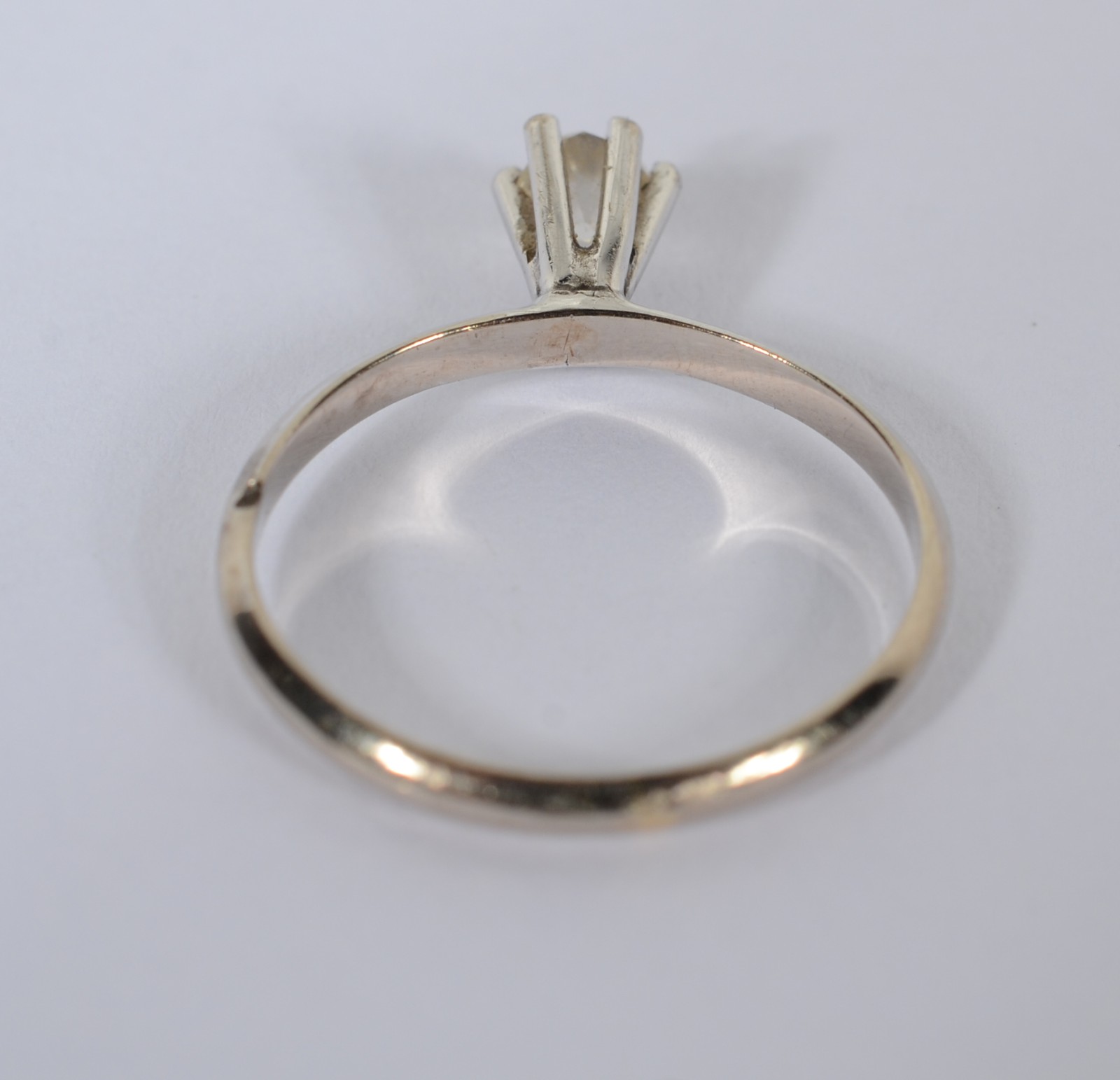 Solitário de ouro branco com um brilhante de aproximadamente 0,25 ct... - foto 3 de 4