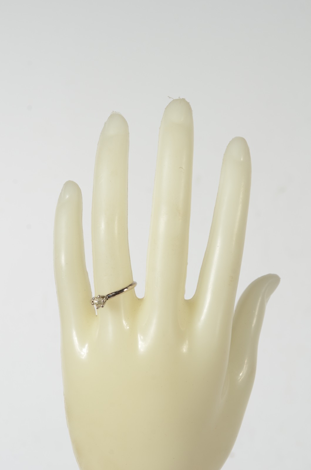 Solitário de ouro branco com um brilhante de aproximadamente 0,25 ct... - foto 4 de 4