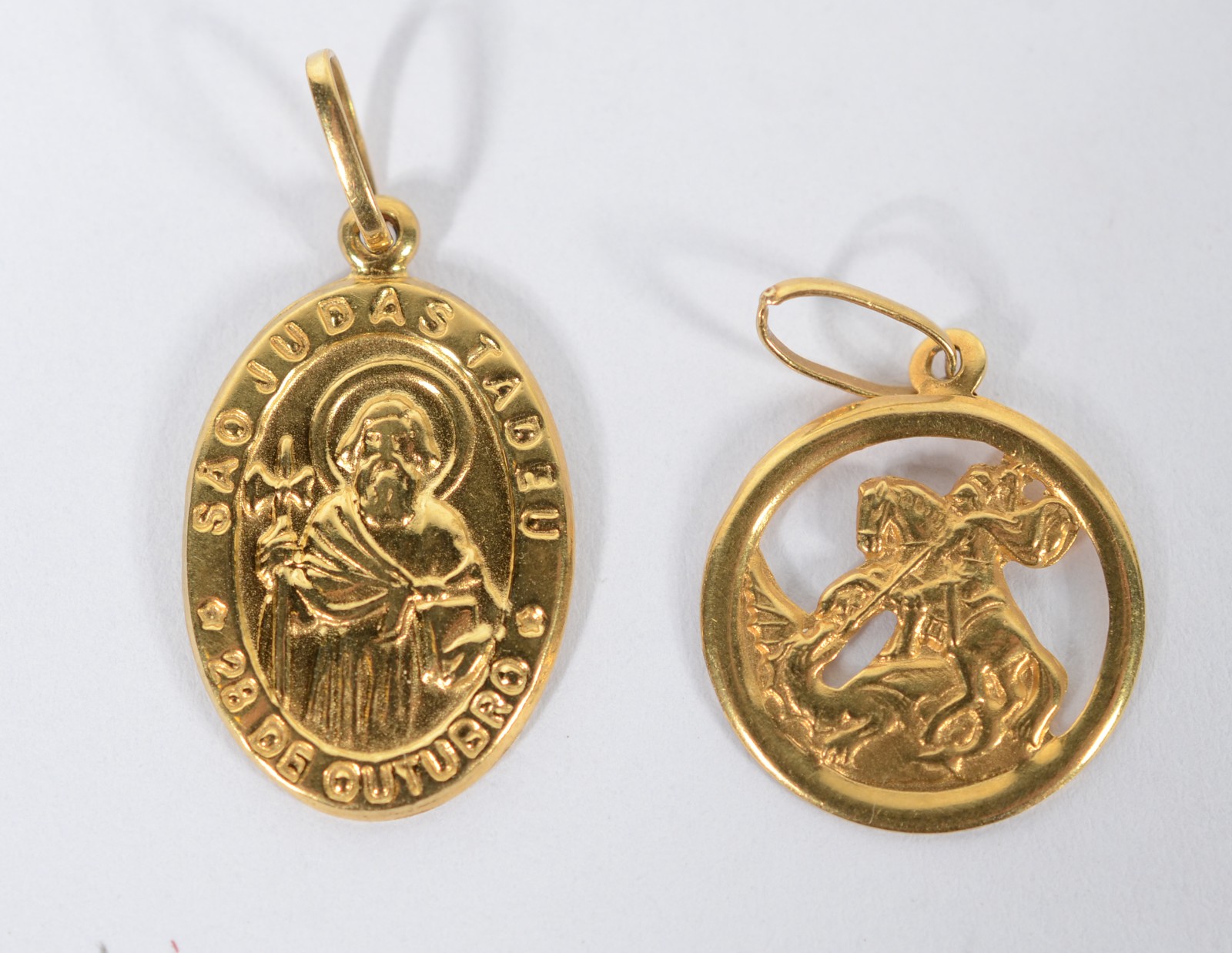 Dois pendentes "medalhas" de ouro 18 k., representando São Judas... - foto 1 de 2